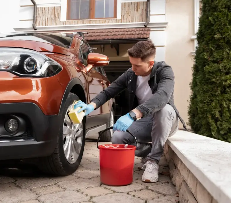 Lavage auto à domicile Maen Roch : professionnel intervenant sur un véhicule